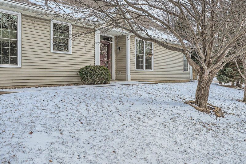 485 Meadowood Ln, Burnsville, MN 55337