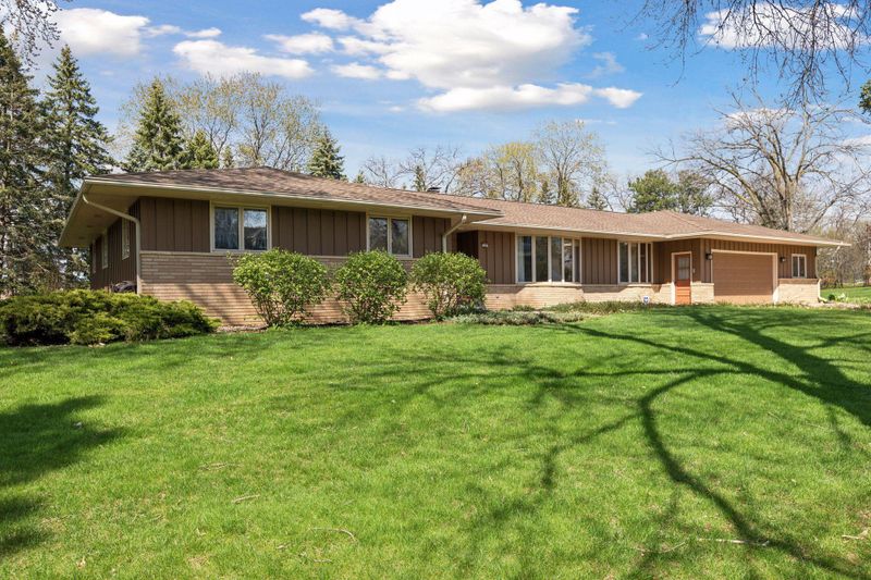 1897 Gluek Ln, Roseville, MN 55113