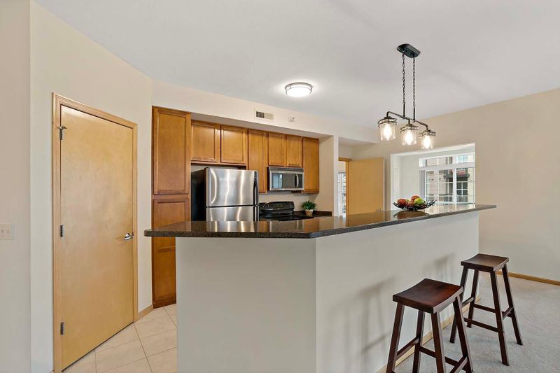 2405 39th Ave NE #302, Saint Anthony, MN 55421