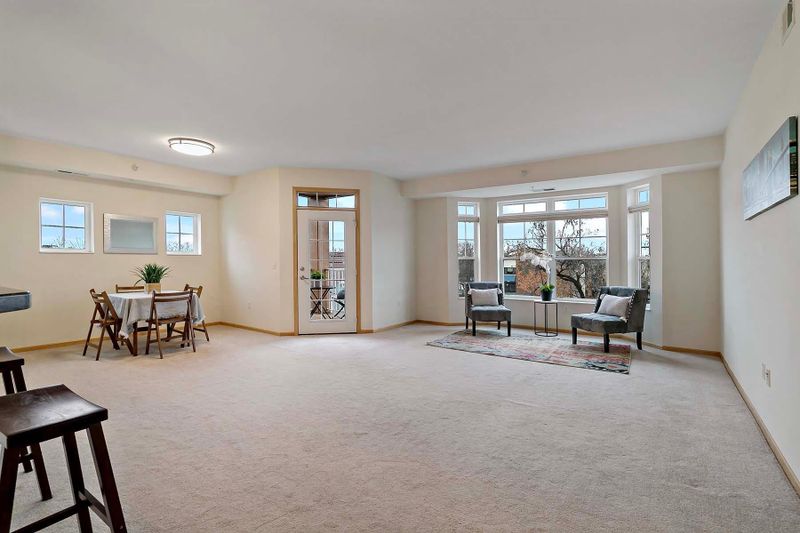 2405 39th Ave NE #302, Saint Anthony, MN 55421