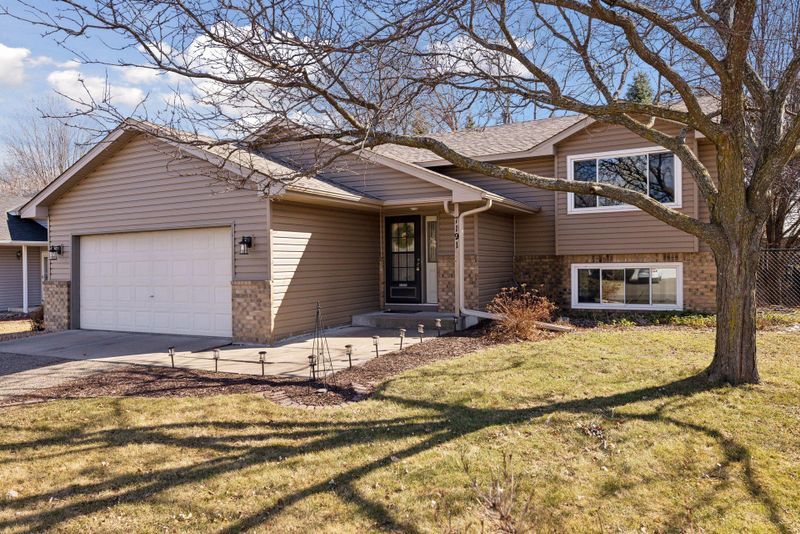 7191 Upper 36th St N, Oakdale, MN 55128