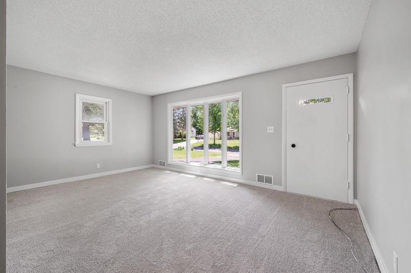 822 Mary St N, Maplewood, MN 55119