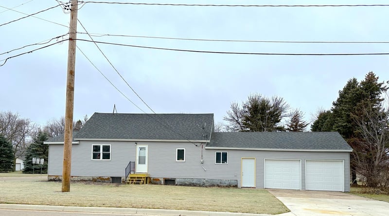 202 Main St N, Waldorf, MN 56091