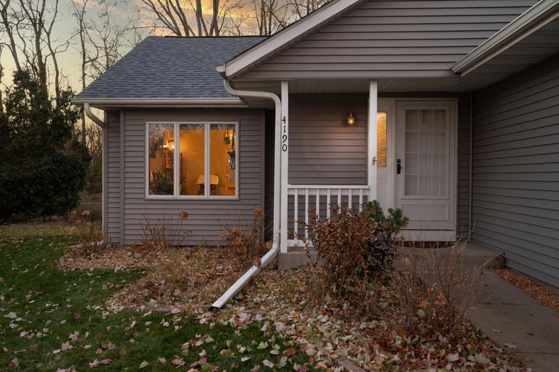 4190 Hallmark Ave N, Oakdale, MN 55128
