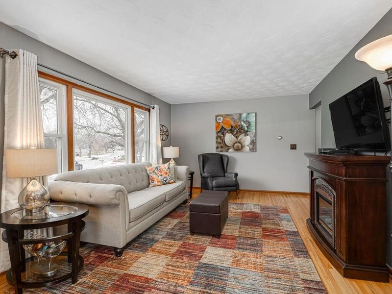 2120 Garnet Dr, Eagan, MN 55122