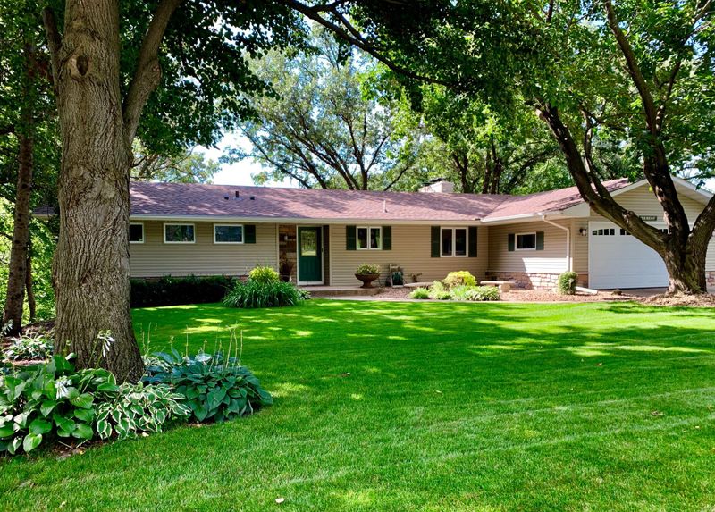 16065 Oak Shore Dr, Lakeville, MN 55044