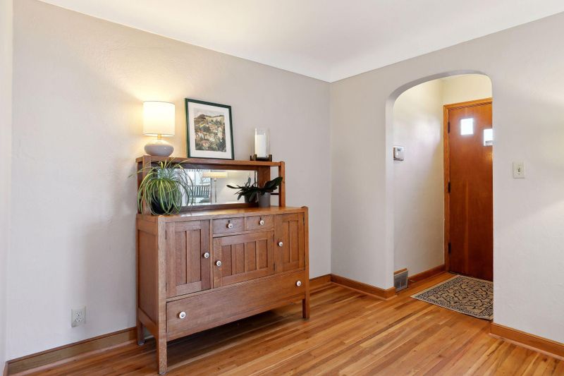 1302 Eleanor Ave, Saint Paul, MN 55116
