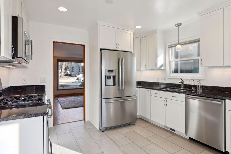 1302 Eleanor Ave, Saint Paul, MN 55116