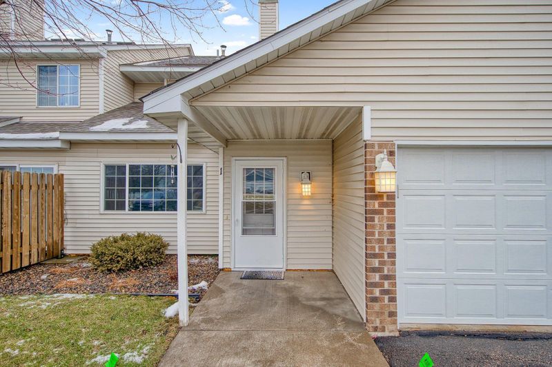 7026 19th St N #1, Oakdale, MN 55128