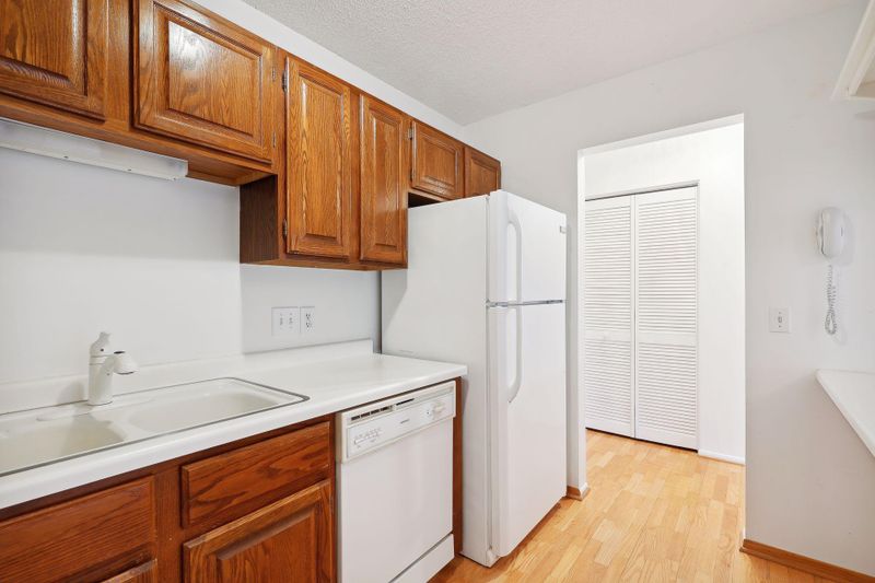 10451 Greenbrier Rd #310, Minnetonka, MN 55305