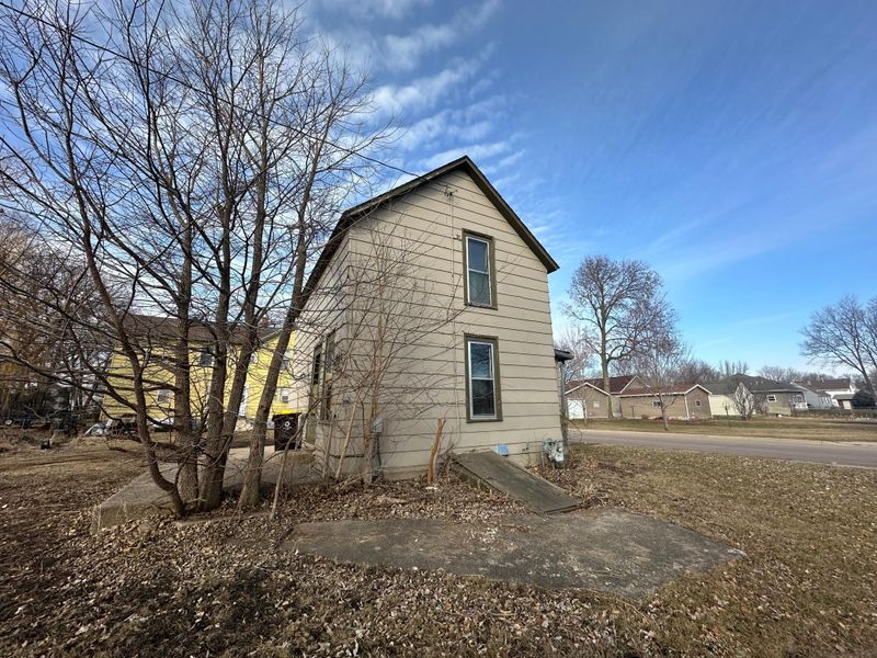 208 E 8th St, Fairmont, MN 56031