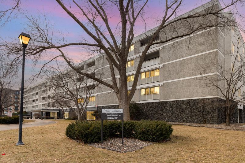 6450 York Ave S #512, Edina, MN 55435