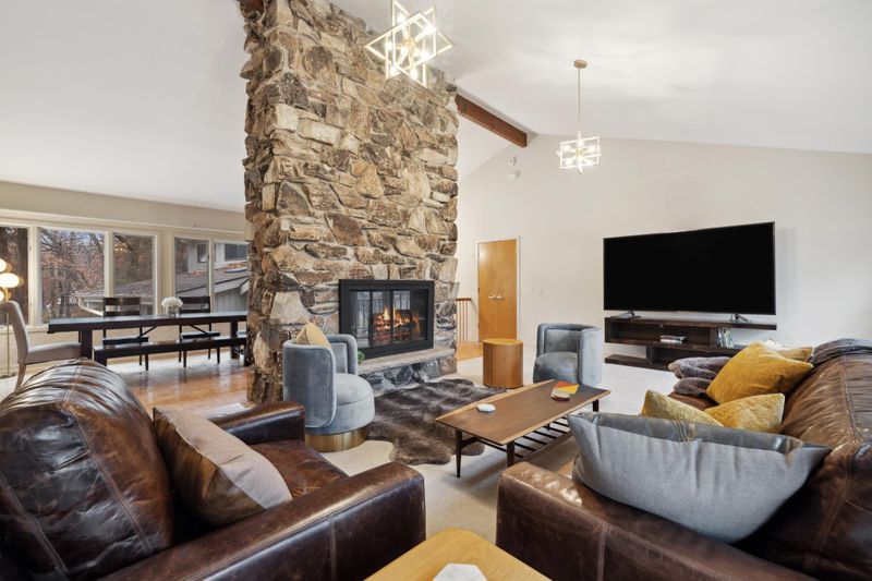 3 Sandpiper Ln, North Oaks, MN 55127