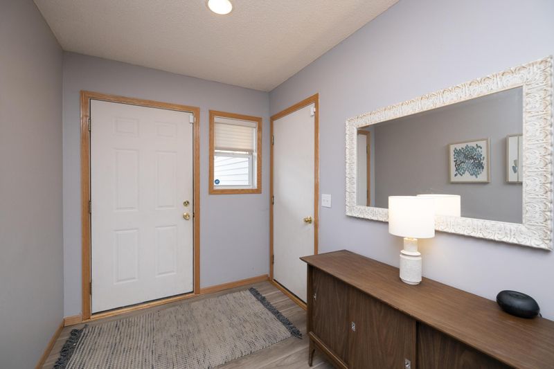 697 Kingfisher Ln #D, Woodbury, MN 55125