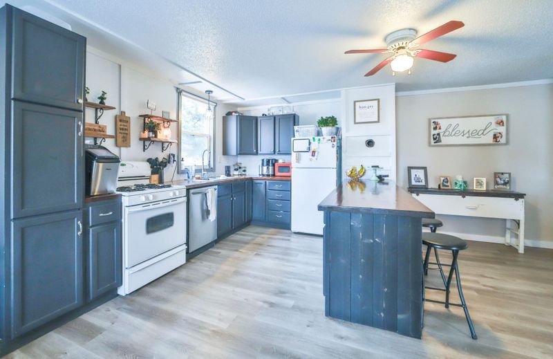 16 Eldredge St E, Motley, MN 56466