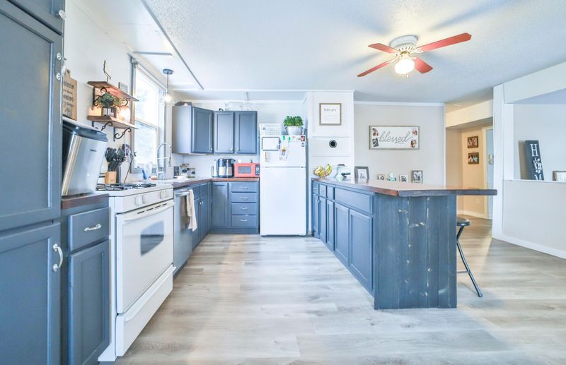 16 Eldredge St E, Motley, MN 56466