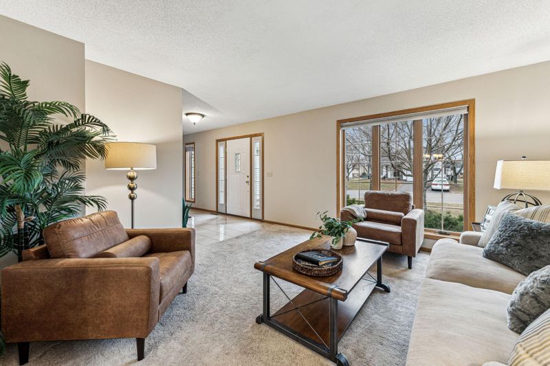 1119 Silverwood Rd, Woodbury, MN 55125