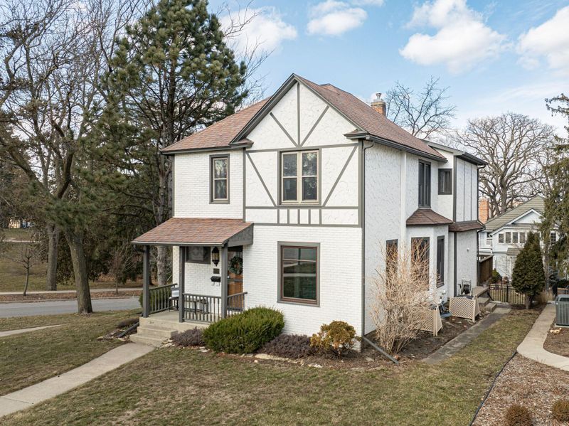 827 4th St SW, Rochester, MN 55902