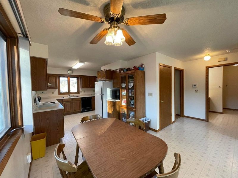 512 S 4th St, La Crescent, MN 55947