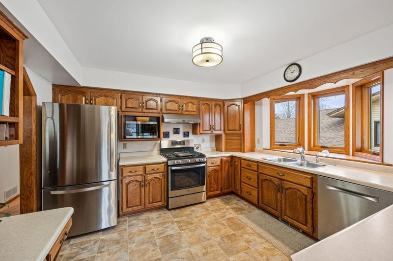 904 Windrow Dr, Little Canada, MN 55109