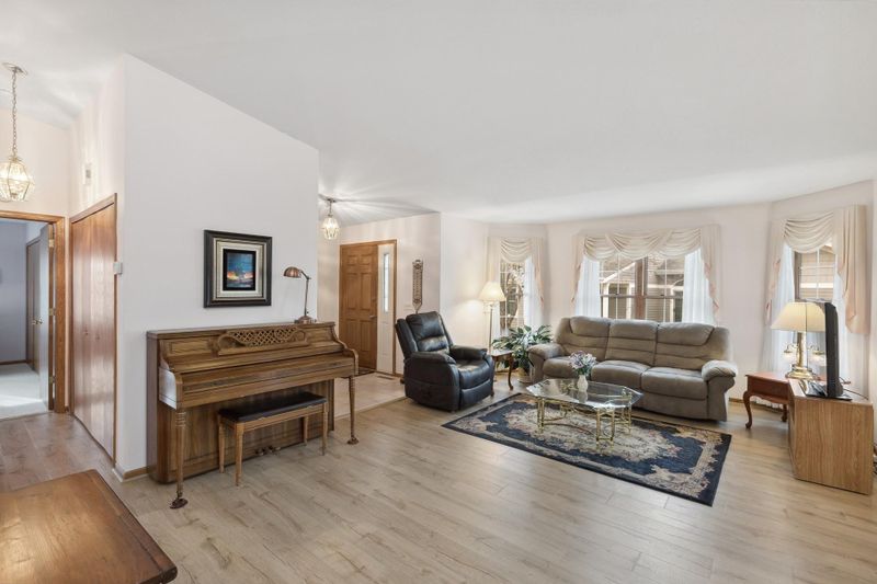 838 Ivy Ln, Eagan, MN 55123