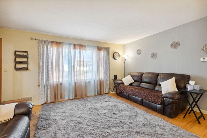 144 Skillman Ave E, Maplewood, MN 55117