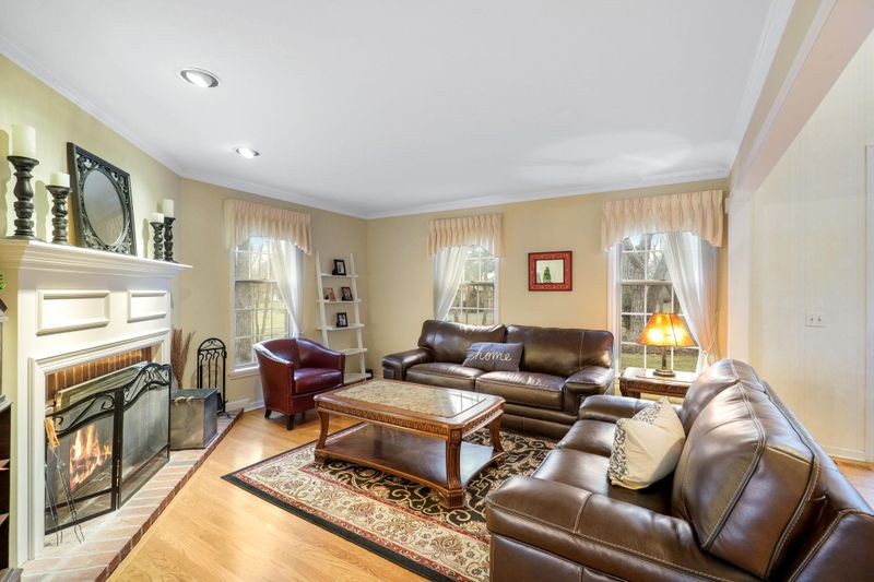 3 Island View Ln, North Oaks, MN 55127