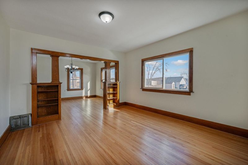 425 E 6th St, Blue Earth, MN 56013