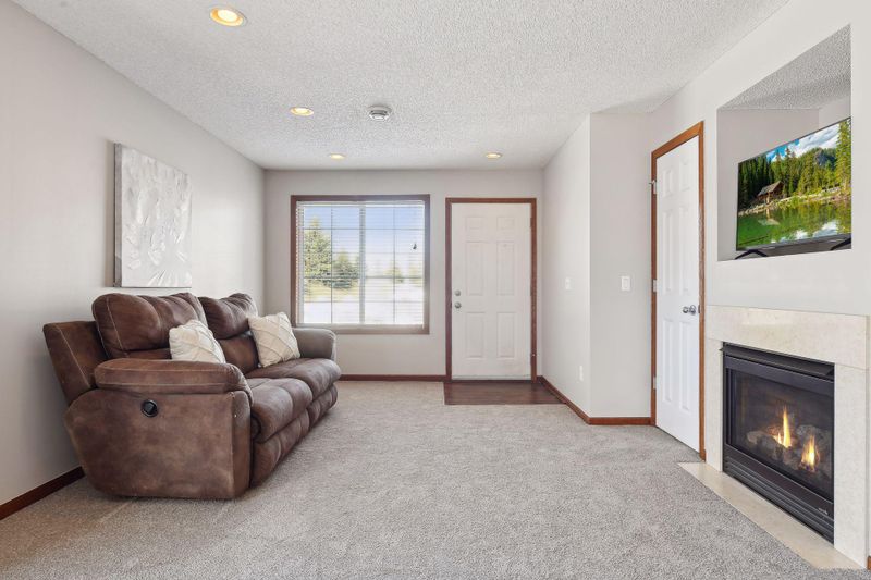 1302 Landsdown Ln, Waconia, MN 55387