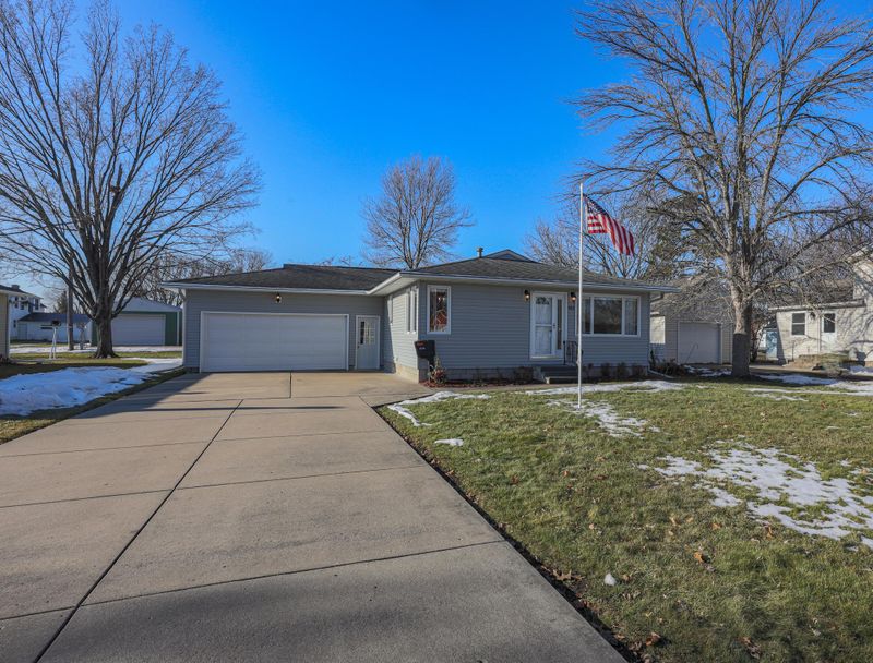 813 N Prairie St, Lake City, MN 55041