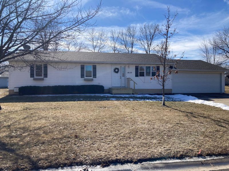 1835 Red Leaf Ct, Windom, MN 56101