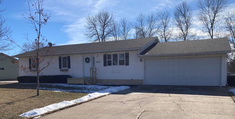 1835 Red Leaf Ct, Windom, MN 56101