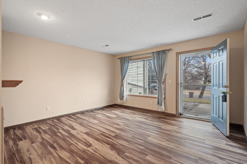 4790 Grenwich Trl N, Oakdale, MN 55128