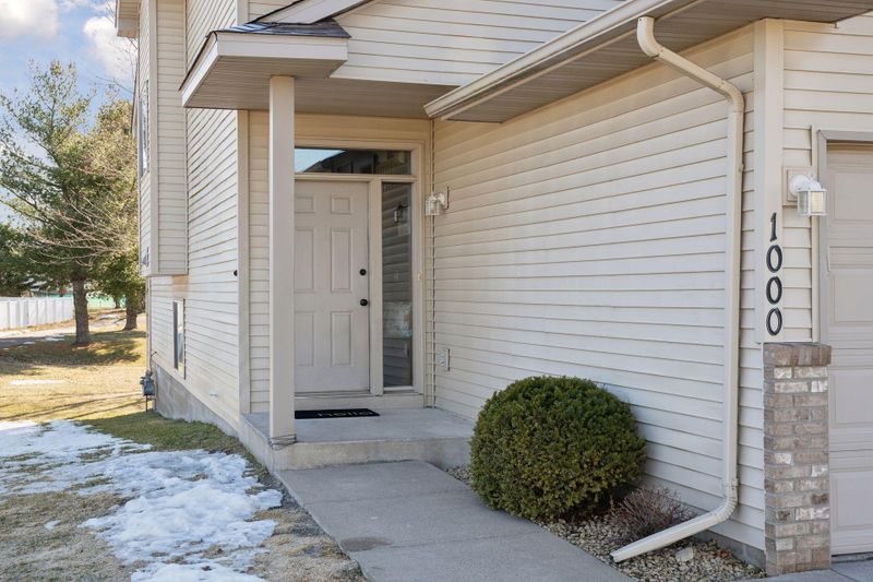 1000 Honeysuckle Ln SE, Cambridge, MN 55008