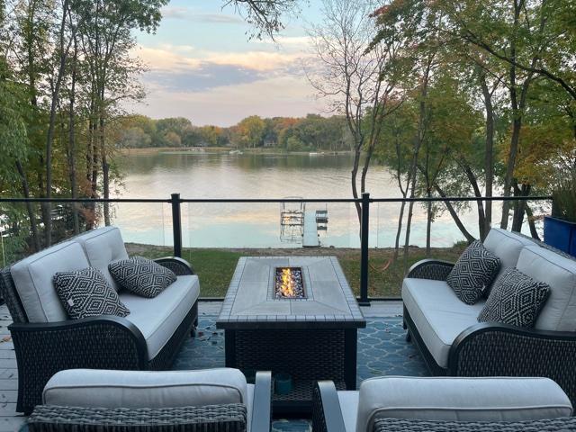 490 Bighorn Dr, Chanhassen, MN 55317
