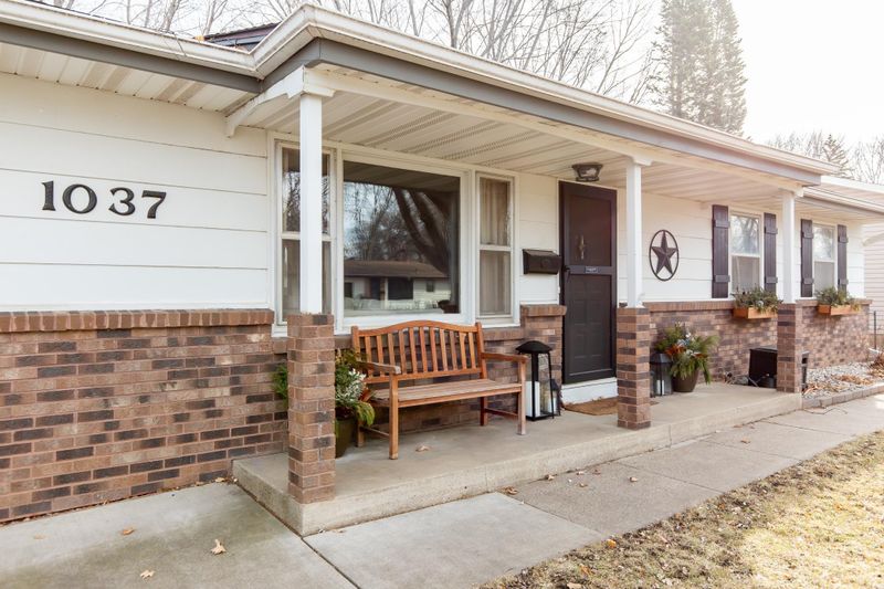 1037 Jackson St S, Shakopee, MN 55379