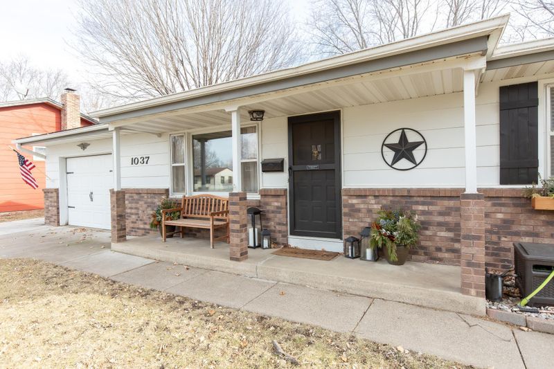 1037 Jackson St S, Shakopee, MN 55379