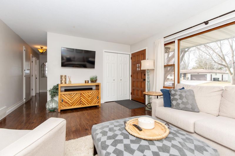 1037 Jackson St S, Shakopee, MN 55379