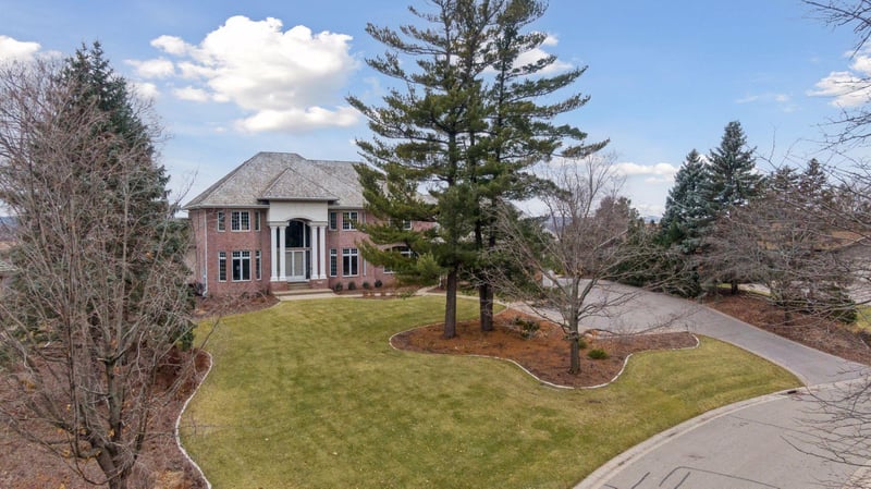 11039 Bell Oaks Estate Rd, Eden Prairie, MN 55347