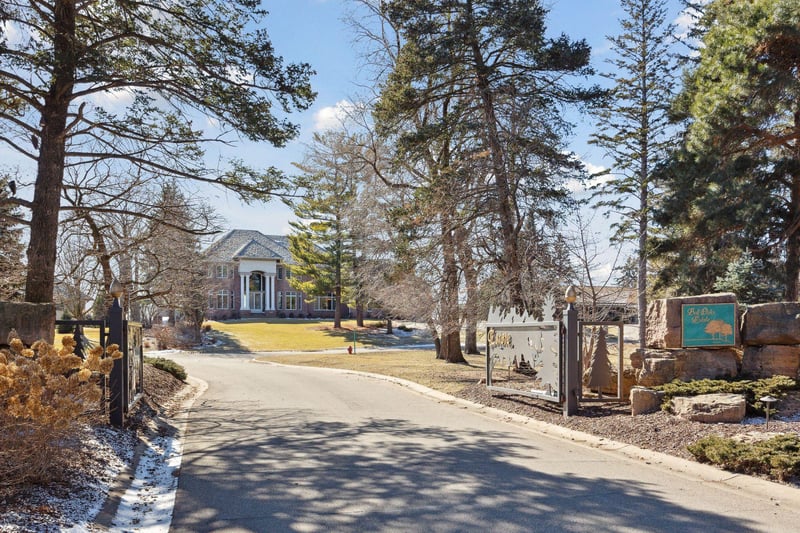 11039 Bell Oaks Estate Rd, Eden Prairie, MN 55347