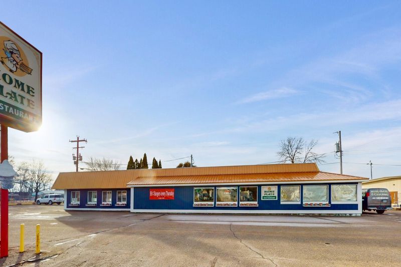 11 E Derrynane St, Le Center, MN 56057