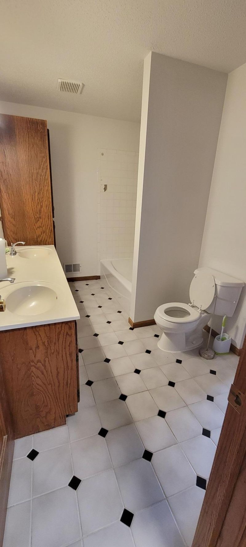 7666 Upper 24th St N, Oakdale, MN 55128