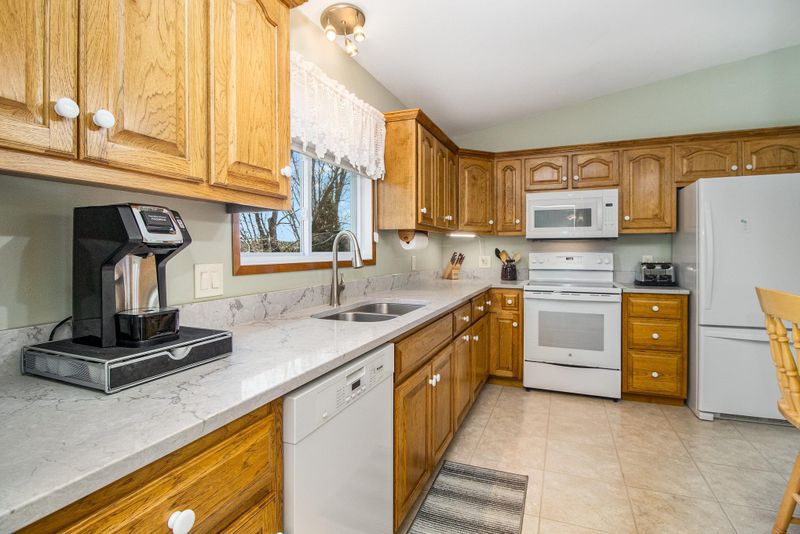 4658 Kingsbury Dr, Eagan, MN 55122