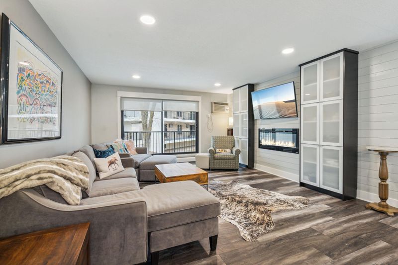 10531 Cedar Lake Rd #220, Minnetonka, MN 55305