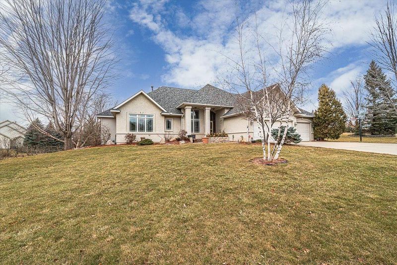 2396 Ellsworth Ct, Chaska, MN 55318