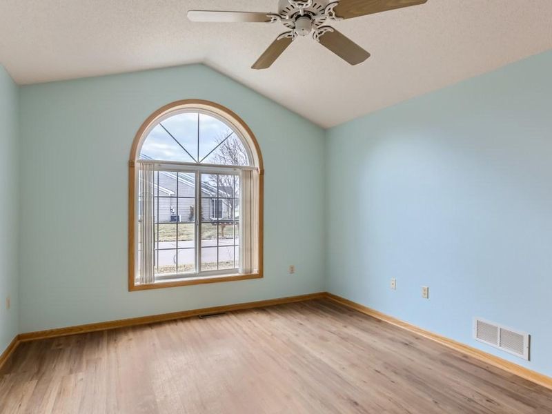 540 Mission Hills Dr, Chanhassen, MN 55317