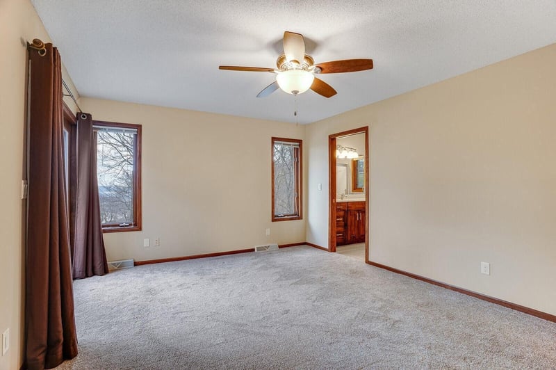 1439 Crescent Hills Dr, La Crescent, MN 55947