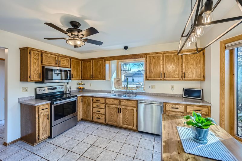 5667 Windmill Dr, White Bear Lake, MN 55110