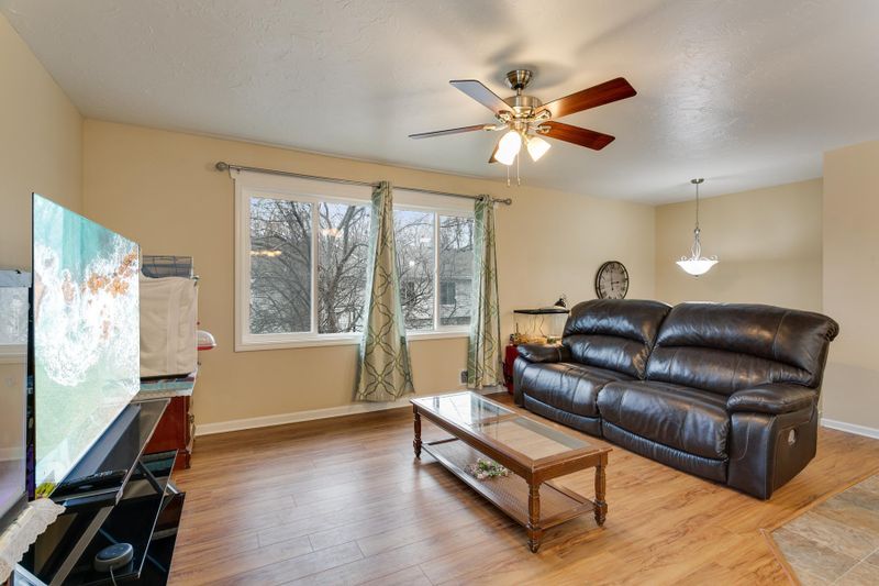 1743 W 140th St, Burnsville, MN 55337