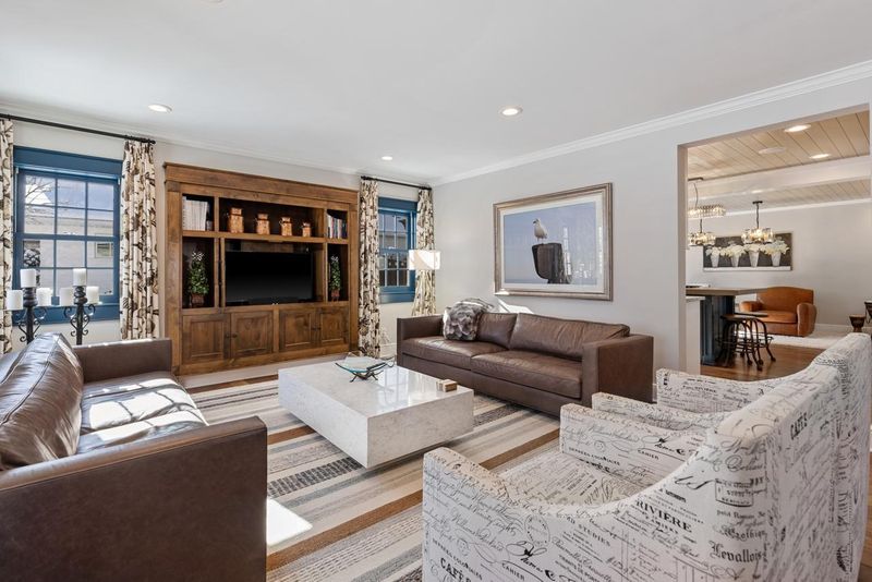 233 Broadway Ave N, Wayzata, MN 55391